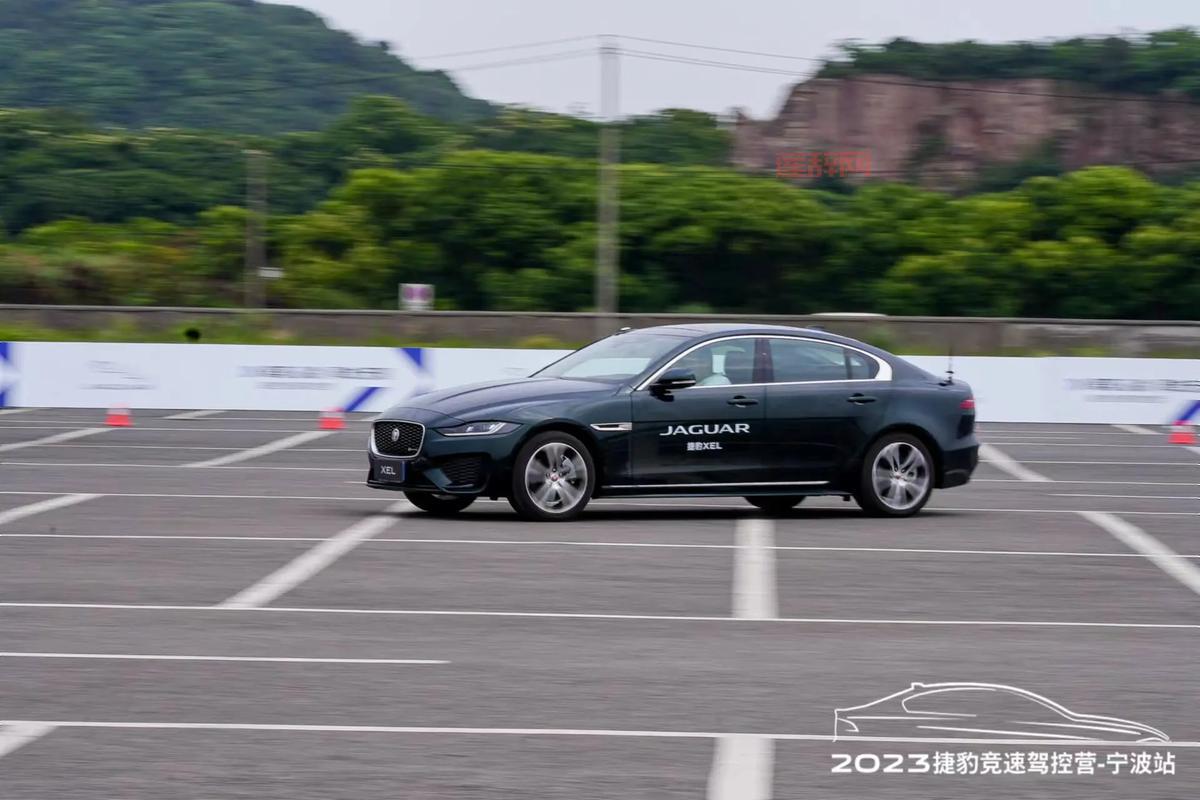 特技狂飙：征服速度，挑战极限，体验驾驶乐趣！