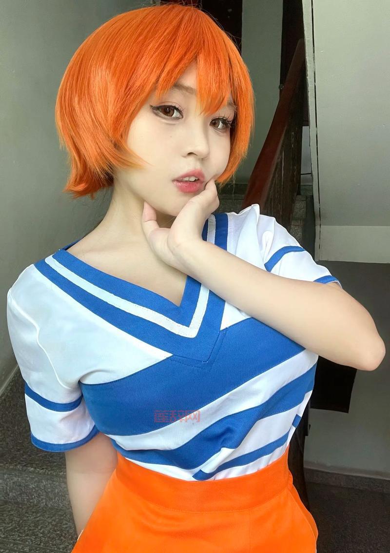 海贼王娜美cosplay造型完美，橘色卷发引人注目
