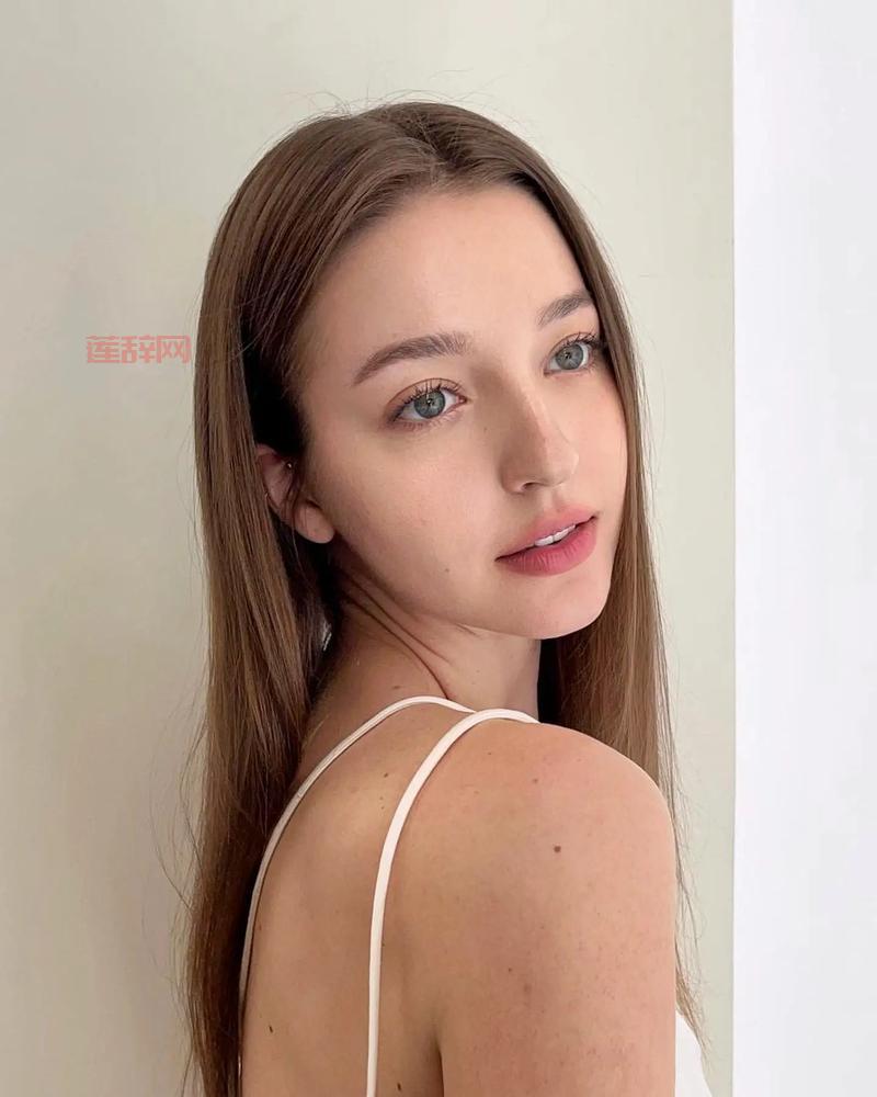 俄罗斯Angelina最新INS照片曝光：蓝瞳美少女魅力无限