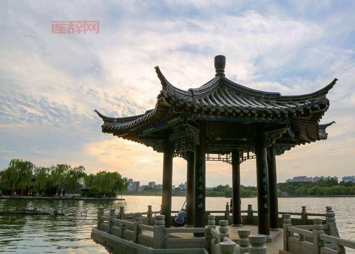 大明湖位于何处？了解济南名胜与其丰富的文化景观