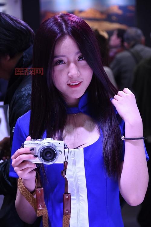 Showgirl的崛起：展会中的性感与时尚元素