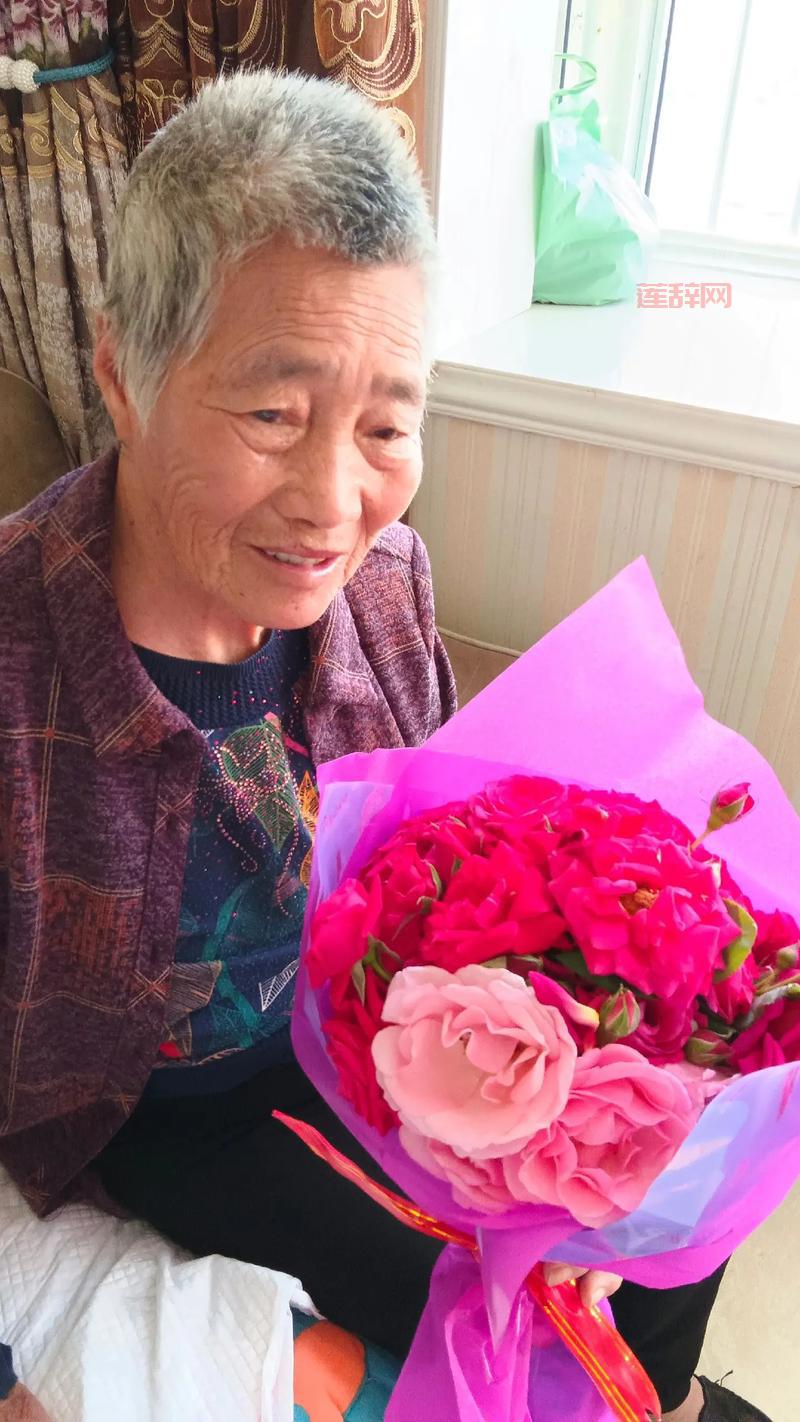 干露露与妹妹母亲三人合演江南style，版江南style走红